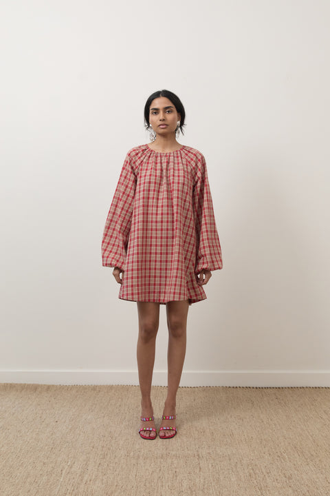 Silvia is 5’6” and wears XS