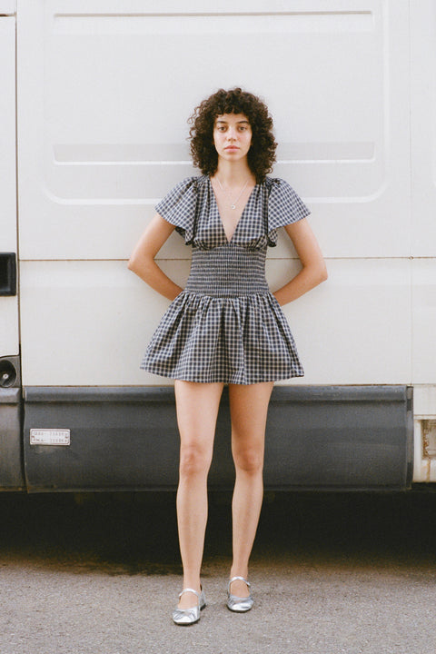 Augustina is 5’10.5” and wears S